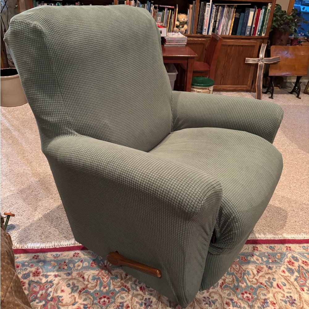 2–Green Recliner 1 piece Chair Covers. $30 both or $20 for one. - Picture 2 of 4